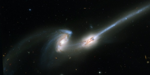 Colisión de galaxias NGC 4676, el brillo azul a la izquierda corresponde a cúmulos de estrellas formados a partir de la interacción. CREDITO: NASA, H. Ford (JHU), G. Illingworth (UCSC/LO), M. Clampin (STScI), G. Hartig (STScI), the ACS Science Team, and ESA