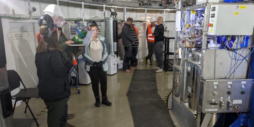 Imagen de la visita de los ingenieros del Gran Telescopio de Canarias al OAJ. CEFCA