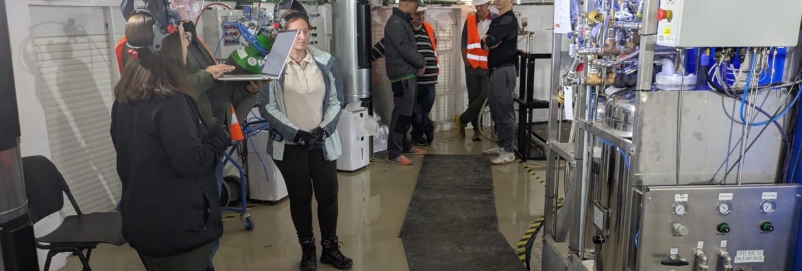 Imagen de la visita de los ingenieros del Gran Telescopio de Canarias al OAJ. CEFCA