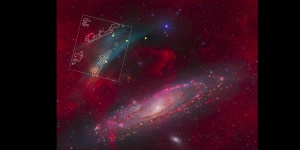 Composite image combining the original deep-exposure picture obtained by Strottner, Drechsler, and Sainty, complemented by Alejandro Lumbreras Calle and CEFCA. The SDSO-1 nebula appears as turquoise-colored arcs, and the white box marks the area observed from the OAJ (with white contours indicating oxygen emission). The yellow points indicate the regions observed with the MEGARA instrument on the GTC. Source: CEFCA // A. Lumbreras, Strottner, Drechsler, Sainty. 2025.