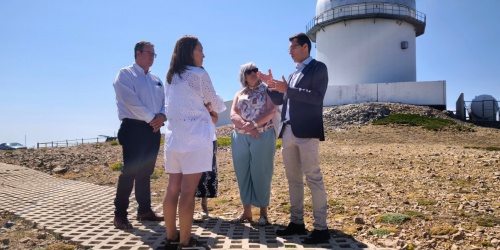 Instante de la visita en la zona exterior del observatorio, con la cúpula del JST250 detrás