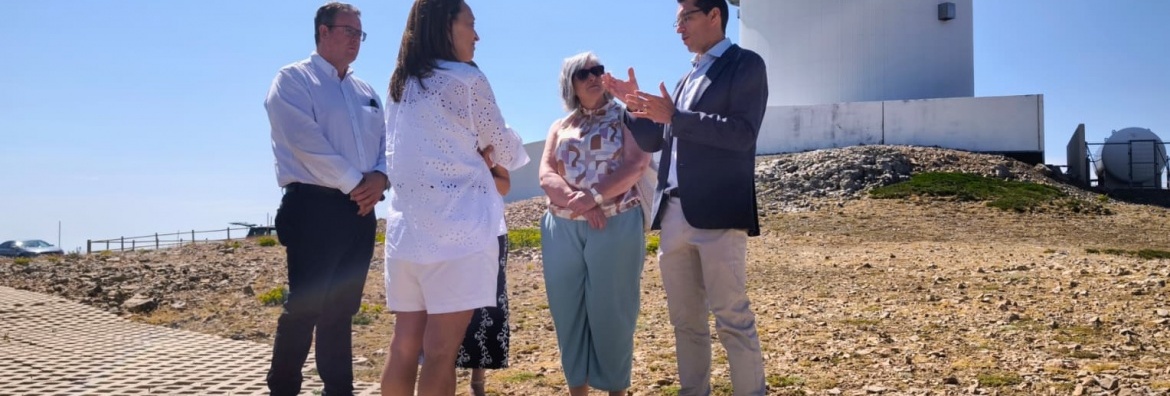Instante de la visita en la zona exterior del observatorio, con la cúpula del JST250 detrás