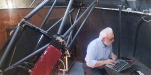 Mariano Moles trabaja bajo la cúpula que aloja el nuevo telescopio